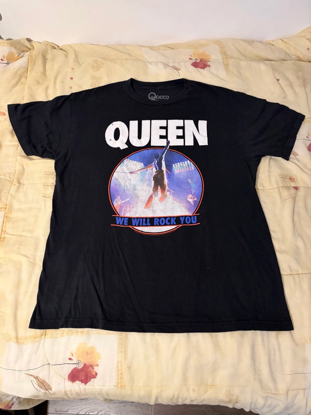Queen we will rock you band tee t shirt (L)